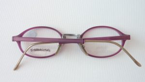 Lila Brillen Fassung Materialmix matte Farbe runde ovale Glasform