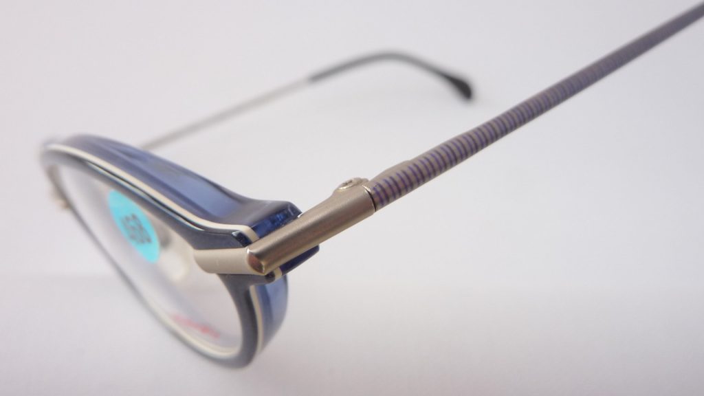 Dunkelblaue Brille im Materialmix kleine ovale Glasform mit