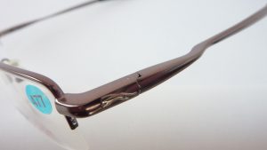 Sportliche braune Herrenbrille mit schmaler rechteckiger Form