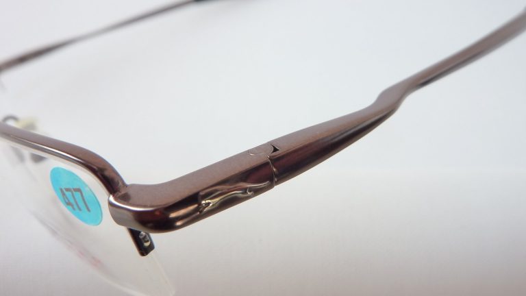 Sportliche braune Herrenbrille mit schmaler rechteckiger Form