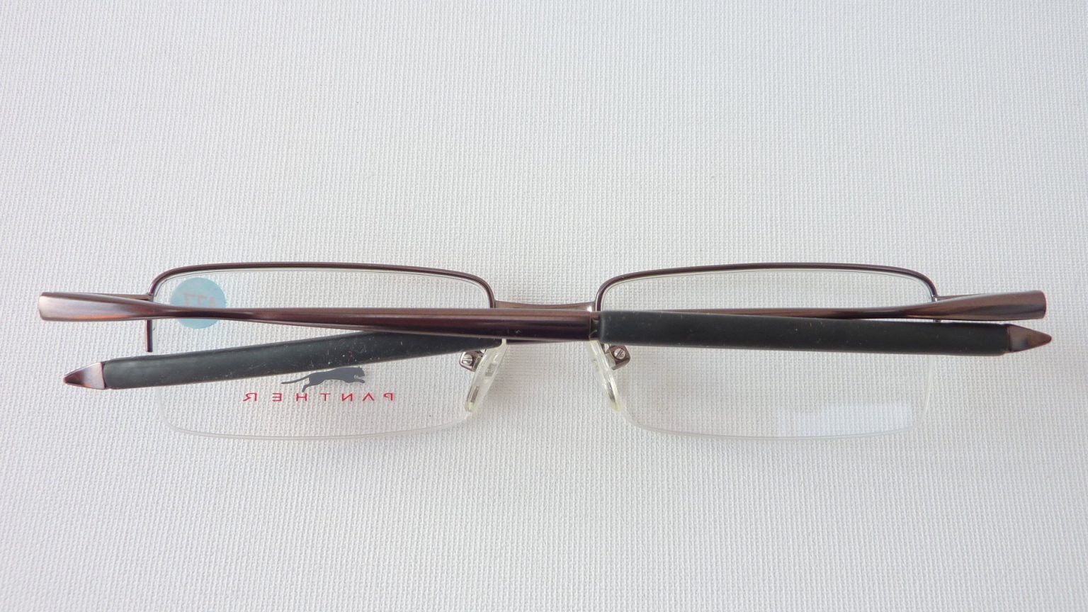 Sportliche braune Herrenbrille mit schmaler rechteckiger Form