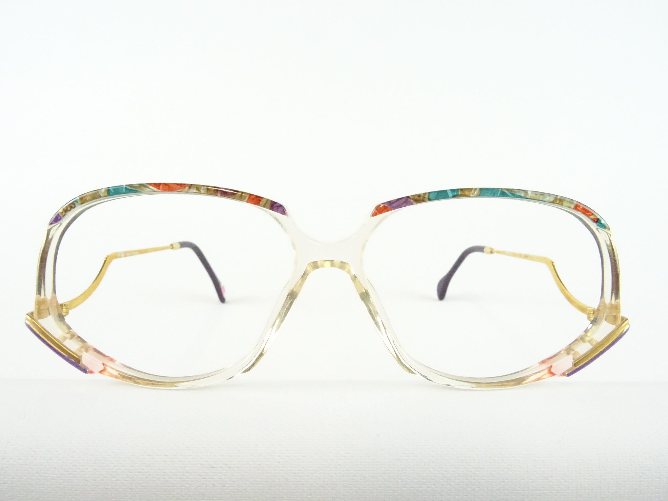 brille mit weißen bügeln