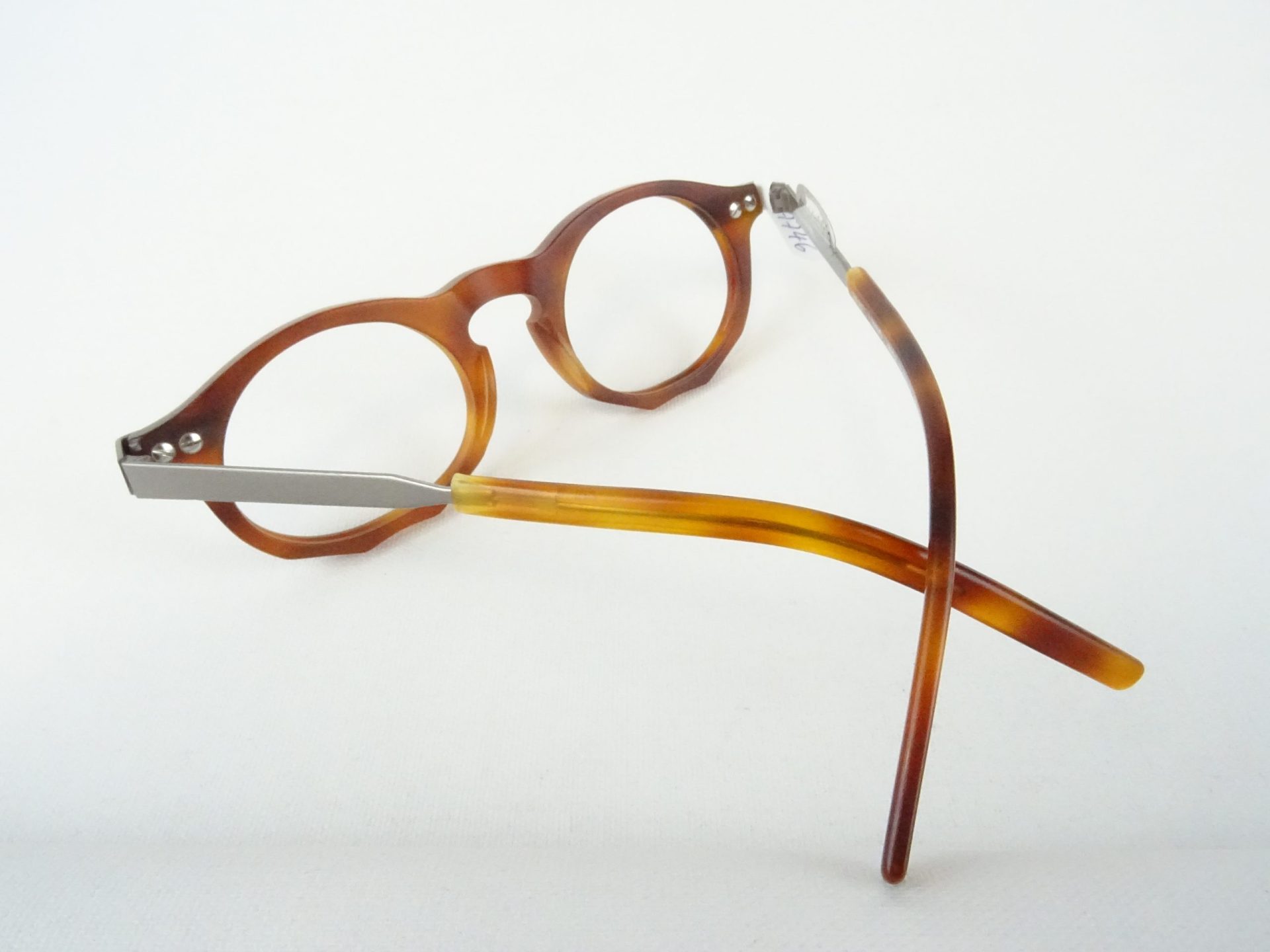 Extravagante kleine Brille in mattbrauner Hornoptik sehr breiter Rand ...