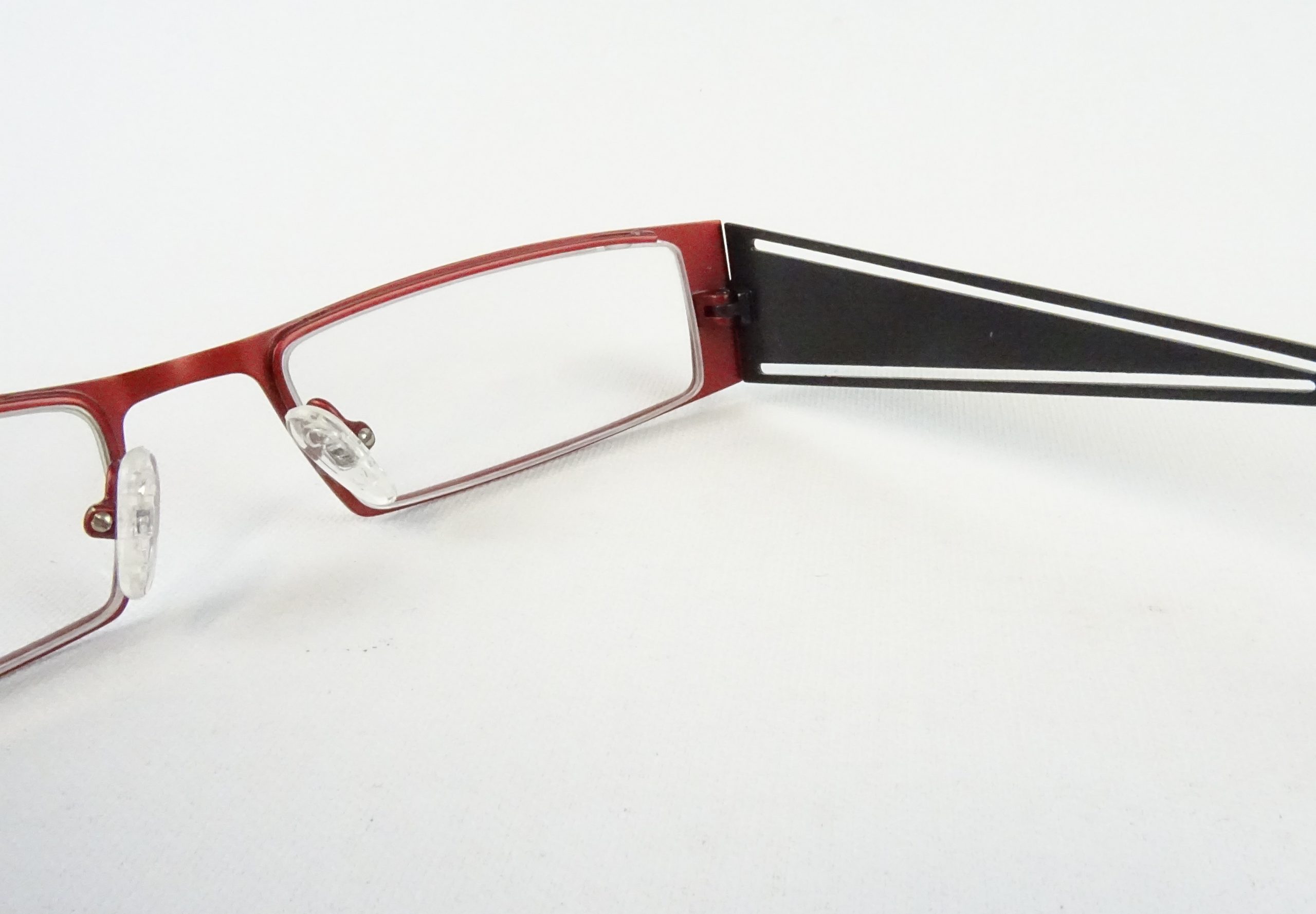 Rote ausgefallene schmale Brille mit breiten schwarzen Bügeln für kleine Gesichter Metallgestell