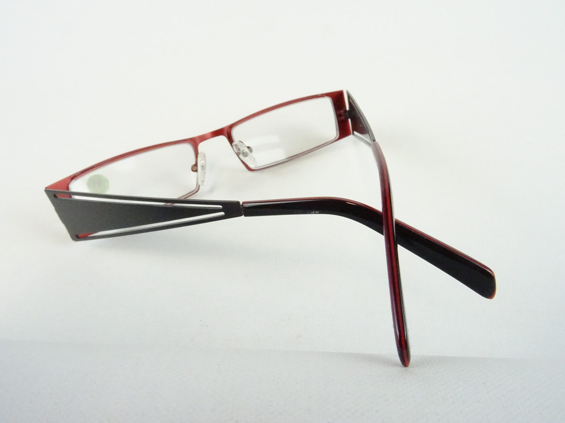 Rote ausgefallene schmale Brille mit breiten schwarzen Bügeln für kleine Gesichter Metallgestell