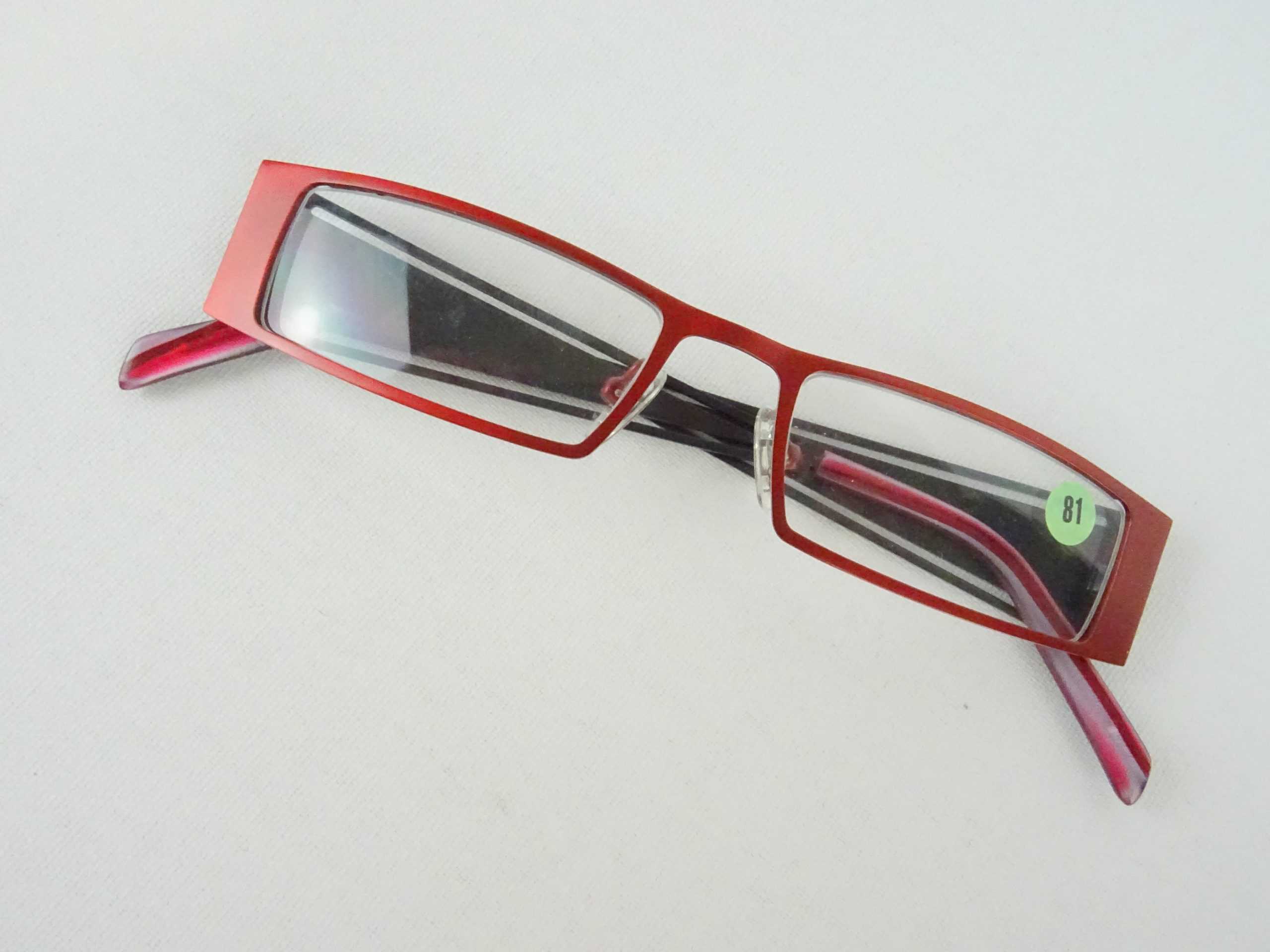 Rote ausgefallene schmale Brille mit breiten schwarzen Bügeln für kleine Gesichter Metallgestell